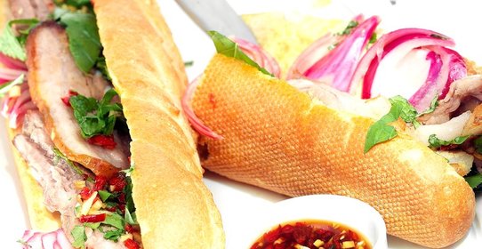 Сэндвич на маленьком багете со свиной брюшиной и маринованным луком