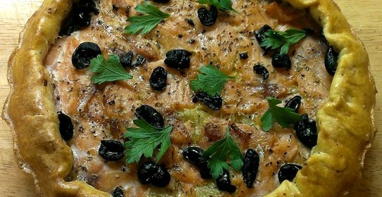 Луковый пирог со слабосоленой семгой