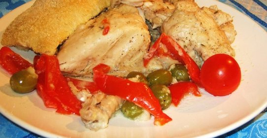 Салат с курицей, капустой и сыром