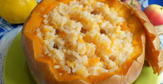 Рисовая каша с айвой в тыкве