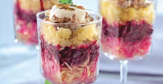 Свекольный салат с черносливом и заправкой из хрена