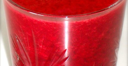 Витаминный напиток из свеклы, манго и помидор