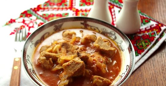 Гуляш из свинины с овощами