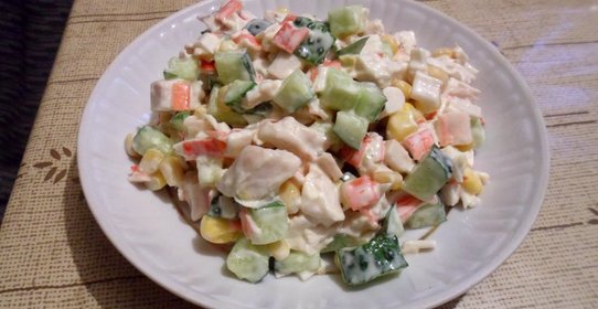 Куриный салат с крабовыми палочками и кукурузой