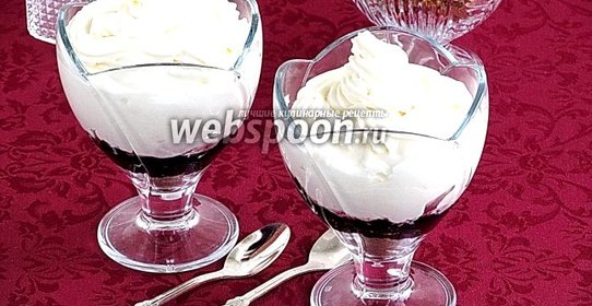 Десерт из сливок, тёртого хлеба и черничного варенья