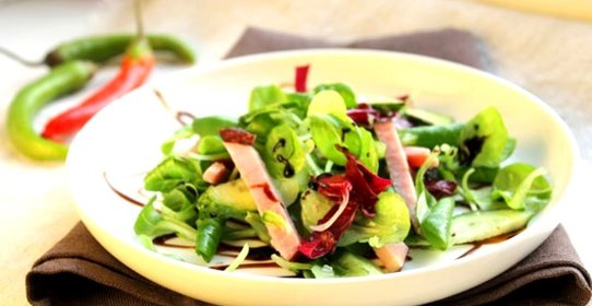 Салат со свежим огурцом