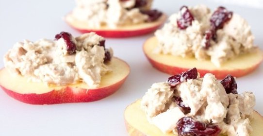 Салат с тунцом на яблочных дольках