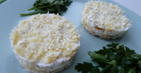 Салат Мимоза с пармезаном и яблоком