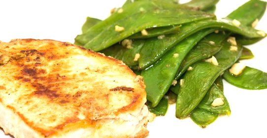 Натуральные свиные котлеты, фаршированные зеленым маслом с стручковым горошком