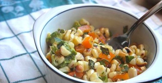 Салат из кукурузы, болгарского перца и авокадо