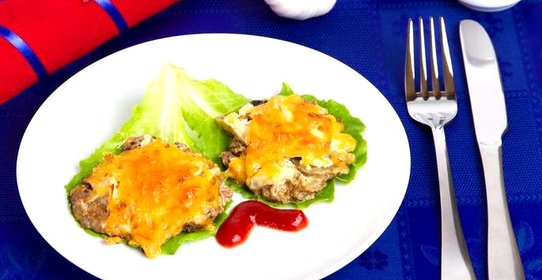 Печёночные отбивные с сыром и яблоками