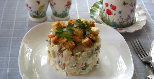 Салат с копченой курицей и сухариками