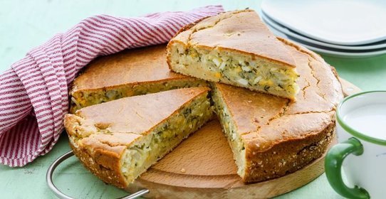 Заливной быстрый пирог с молодой белокочанной капустой, укропом и яйцом