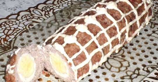 Мясной рулет с яйцом