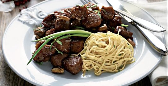 Свинина и баклажаны, жаренные с арахисом и пореем