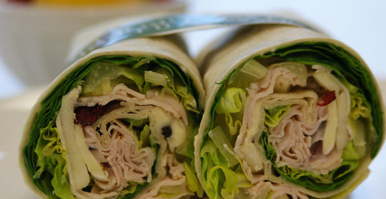 Рулет из лаваша с копченой куриной грудкой