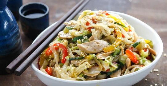 Рисовая лапша с овощами и сосисками