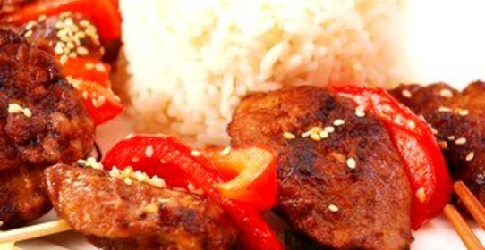Свиные шашлыки с красными перцами и ананасовым рисом