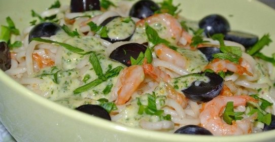 Салат с креветками и виноградом