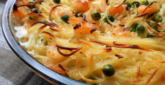Пирог из спагетти с креветками, зеленым горошком и маскарпоне