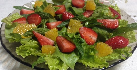 Зеленый салат с клубникой
