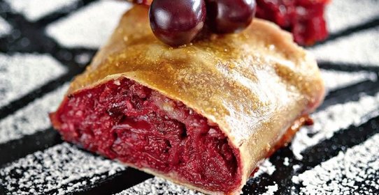 Штрудель с вишней