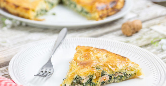 Закрытый слоеный пирог с семгой и шпинатом