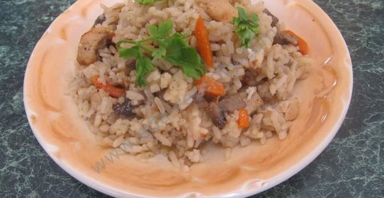 Плов с курицей и грибами