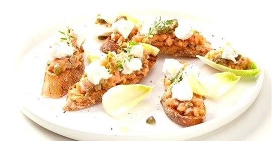 Тосты с тартаром из лосося и рикоттой