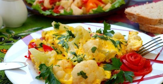 Сырный омлет с цветной капустой, колбасой и перцем