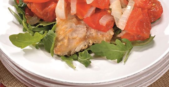 Линь с запеченными помидорами и перцами