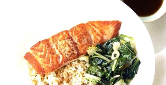 Лосось с рисом и китайской капустой