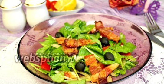 Салат со шпинатом и поджаренной грудинкой