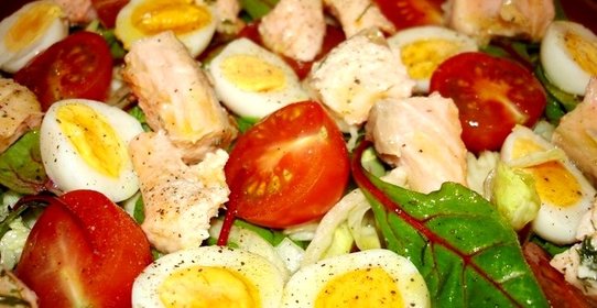 Салат с отварным лососем