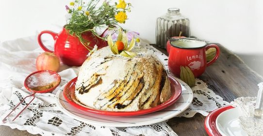 Шарлотка с карамелизированными яблоками из черствых сдобных булочек.