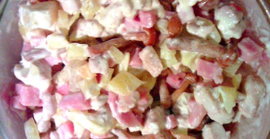 Салат с курицей, ветчиной, опятами и ананасом
