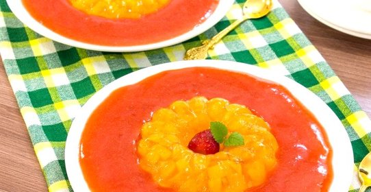 Абрикосовое желе с клубничным соусом