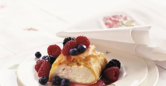 Рулет из рикотты с лесными ягодами