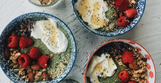 Пудинг с семенами чиа, маття, малиной и гранолой