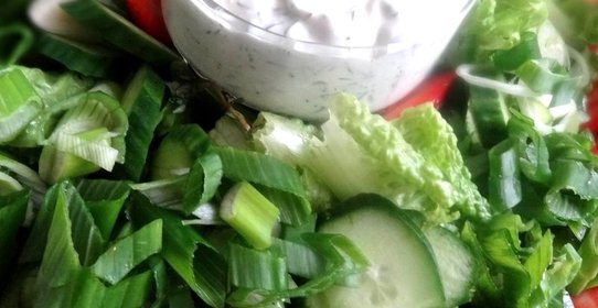 Зеленый салат с клубникой