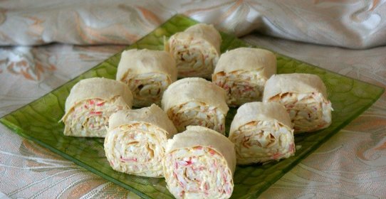 Рулет из лаваша с крабовыми палочками и плавленным сыром