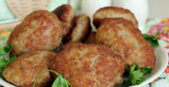 Домашние сочные котлеты из свинины с овощами