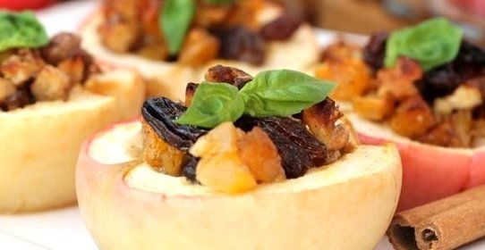 Запеченные яблоки с орехами и сухофруктами