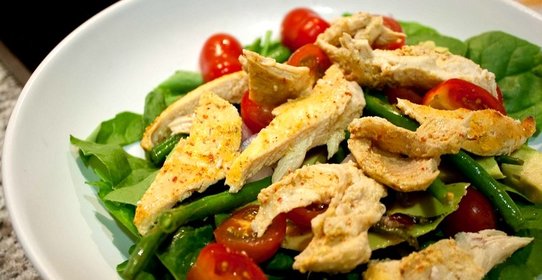 Салат с курицей и зеленью