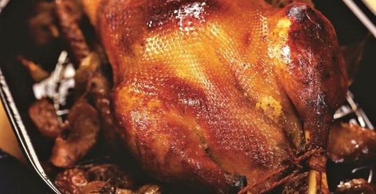 Гусь, фаршированный гречкой и грибами