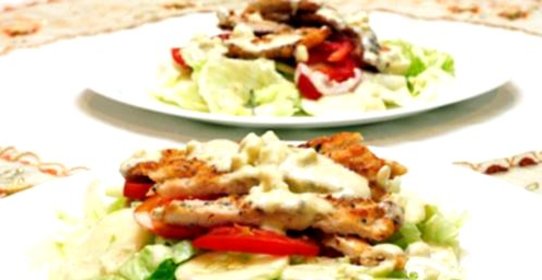 Куриный салат с сырным соусом