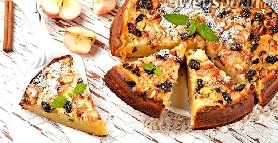 Шарлотка с яблоками и изюмом