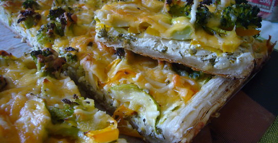 Овощной пирог с начинкой из трёх сыров