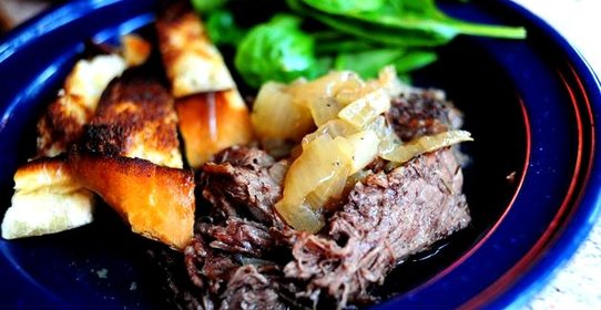 Говядина тушенная в пиве с луком