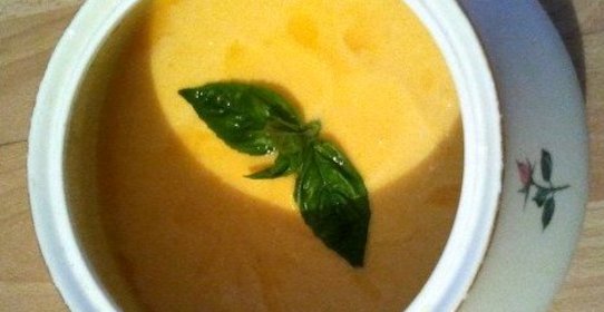 Тыквенный крем-суп с рукколой и кедровыми орешками